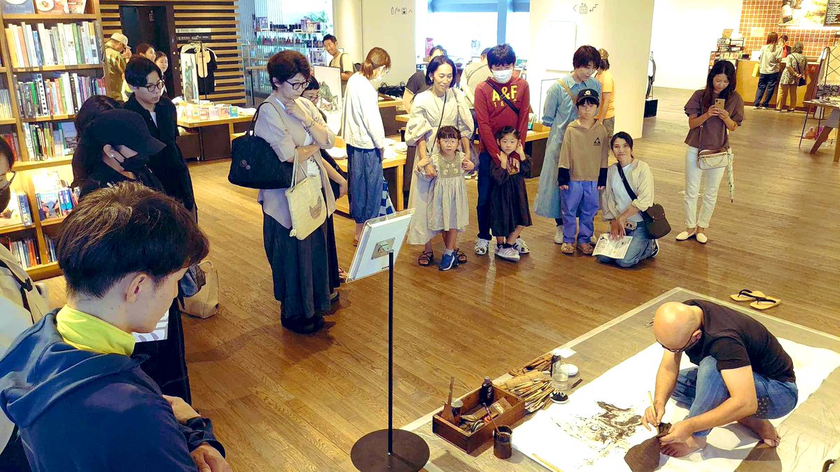 yagyuchubei's tweet photo. 奈良蔦屋書店さん
@nara_tart 
でのライブペイント始まりましたね

13:00〜の妖怪風似顔絵の
予約枠は満員御礼となりました

ありがとうございます

本日は20:00までライブペイントしておりますので

お近くの方よければ覗きにきてください

似顔絵見本の方は勝手に描きました

誰でしょう https://t.co/aT29Jw5kGy