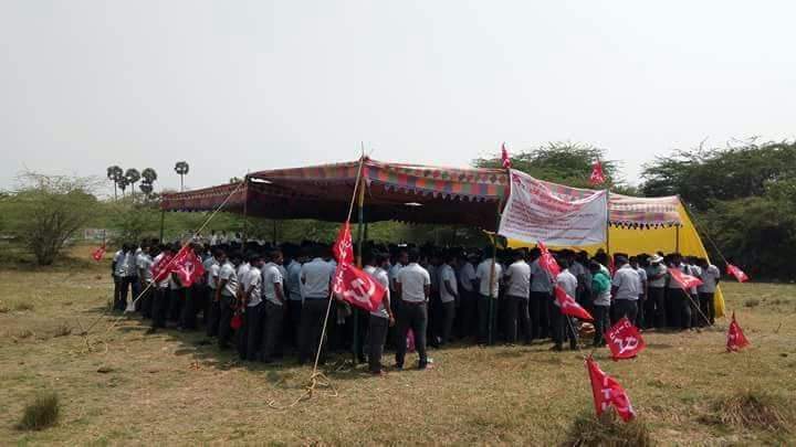 _Forwardmessage's tweet photo. 2012 இல் டிப்ளோமா முடித்ததும் ஒரு தனியார் தொழிற்சாலையில் வேலைக்கு சேர்ந்தேன். 7000 ரூபாய் சம்பளம். பிடித்தமெல்லாம் போக 5500-6000 கைக்கு வரும். அடுத்த 6 வருடம் அடிமாட்டை போல வேலை வாங்கினார்கள். மரியாதை இல்லை. வேலைப்பாதுகாப்பு இல்லை. எதிர்த்து கேள்வி எழுப்ப முடியாது. வருடத்திற்கு 750-1250 வரையிலான சம்பள உயர்விற்கு உடன் பணி���ுரியும் தொழிலாளிகளுடன் போட்டி போட்டு உற்பத்தியை கொடுக்க வேண்டும். எவ்வளவு உழைத்தாலும் அதற்கான ஊதியம் இல்லை. ஒரு கட்டத்தில் இரண்டு வருடம் ஊதிய உயர்வே இல்லை. இதற்கு மேல் பொறுக்க முடியாது என்ற நிலையிலேயே சங்கத்தை நாடினோம். சங்கத்தை பதிய விடாமல் நிறுவனம் அழுத்தம் ��ொடுத்தது. கோரிக்கைகளை கேட்க கூட நிறுவனம் தயாராக இல்லை. 

750 பேர் வேலை நிறுத்தத்திற்கு சென்றோம். ரோட்டில் நின்றோம். ரோட்டில் சமைத்து உண்டோம். முழக்கமிட்டோம். அங்கேயே இளைப்பாறினோம். வேலைநிறுத்தம் எங்களுக்கு மிகப்பெரும் அனுபவங்களை கொடுத்தது. இப்போது பேசும் வாய்களைப் போல பல வாய்கள் வேலை போய்விடும், உள்ளே போய் வேலை செய்யுங்கள் என்றார்கள். நிறுவனம் ஃபாக்டரியை மூடிவிடும் என்றார்கள��. வெளியே 6000 ரூபாய்க்கு வேலை செய்ய லட்சம் பேர் காத்திருக்கிறார்கள் என்றார்கள். நிறுவனம் போலிசை வைத்து பயம் காட்டியது. டிஸ்மிஸ் நோட்டிஸ் ஒட்டியது. நிறுவனத்தின் ஏவலாட்கள் தொழிலாளிகளின் வீடுகளுக்கே வந்து மூளைச்சலவை செய்ய முயற்சித்தார்கள். அனைத்தையும் ஒற்றுமையுடன் கடந்து வந்தோம். 

15 நாட்கள் கழித்து நிறுவனம் பணிந்தது. பேச்சுவார்த்தைக்கு சம்மதித்தது. ஆனால் அரசையும் ACl, DCL ஐயும் தன் ���க்கம் வைத்துக்கொண்டு பேச்சுவார்த்தையை இழுக்க��ித்தது. ஆறு மாத பொறுமைக்கு பின்னர் மீண்டும் 15 நாள் வேலை நிறுத்தம். கிட்டத்தட்ட ஒரு வருட காலத்திற்கு பின்னரே சம்பள உயர்வு உட்பட பல்வேறு அடிப்படை உரிமைகள் உறுதி செய்யப்பட்டது. 7 வருடங்கள் வரை பெற்ற சம்பளத்தில் கிட்டத்தட்ட 90% ஐ மூன்று வருடத்திற்கான ஊதிய உயர்வாக கொடுக்க ஒப்புக்கொண்டது. நிறுவனத்தால் எளிதாக கொடுக்க முடிந்த ஊதிய உயர்வை கொடுக்காமல் எங்களை செக்குமாடு போல வேலை வாங்கிய��ின் சூட்சமம் புரிந்தது.

ஒரு வேளை சங்கம் இல்லையென்றால் நிறுவனம் கொடுக்கும் 750,1000 உயர்விற்காக நாய் பிழைப்பு பிழைத்திருக்க வேண்டும். ஊதிய உயர்வு பிரதானம் இல்லை. சங்கம் தான் எங்கள் சுயமரியாதையை மீட்டுத்தந்தது அல்லது சங்கமாகியதால் நாங்கள் மீட்டுக்கொண்டோம். வாடா, போடா என்ற வாய்கள் வேலைநிறுத்தம் முடிந்து சென்றவுடன் வாங்க போங்க என்றது. அதிகாரப் பேச்சு இல்லை. தொழிலாளிகளின் வேலை நேர��், பணிப்பாதுகாப்பு என பலவும் மாறியது. இன்னும் நிறுவனத்துடன் ஒவ்வொரு விசயத்திலும் போராடித்தான் எங்களுக்கு கிடைக்க வேண்டிய உரிமைகளை பெறுகிறோம். 

சங்கத்தை விட்டுவிட்டு வா. ஊதிய உயர்வு தருகிறோம் என்பதெல்லாம் வெறும் பம்மாத்து. சங்கத்தை விட்டுவிடு என்பதும் சுயமரியாதையை விட்டுவிடு என்பதும் ஒன்றுதான். நிறுவனத்திற்கு அவனுக்கு சமமாக நாம் உட்கார்ந்து பேசுவது தான் பிரட்சனை. சங்கத்தை விட்டுவிட்டு சென்றால் வழிநடத்திய தொழிலாளர்களை சில மாதங்களில் களையெடுப்பார்கள். அப்போது எதிர்த்துக் கேட்கக் கூட ஆளிருக்காது. 

கட்சி சார்பில் கண்டதை பேசும் வாய்கள் எத��்கும் தொழிலாளி நிறுவனத்தில் படும் பாடு தெரியாது. சங்கம் வைப்பது என்பது தொழிலாளியின் உரிமை. எக்காரணத்தை கொண்டும் சங்கத்தை விட்டுவிடாதீர்கள்.

தொழிலாளர் ஒற்றுமை ஓங்குக!