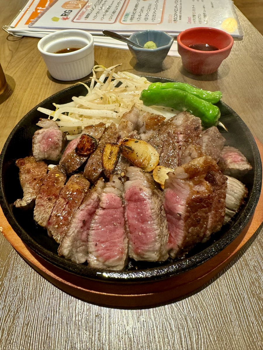 su3_taka3's tweet photo. 炭火Roast. Red Graffiti@アソビル
今日はランチに #黒毛和牛ブリスケ赤身 をいただきました。
ガッツリ肉を食いたい人は是非❗️
#アソビル #横浜 #炭火ロースト #横浜駅東口 #ランチ #RedGraffiti #バンクシー #レドグラ https://t.co/2XzIWu87qg
