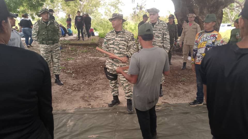 Aquí están los descendientes de Guaicaipuro,  prestos para entrar en batalla y vencer contra los invasores y mantuanos envidiosos, que sueñan con nuestra tierra ! Venezuela es de los venezolanos que la sostienen y que decidieron la libertad e independencia.
¡Somos tierra de