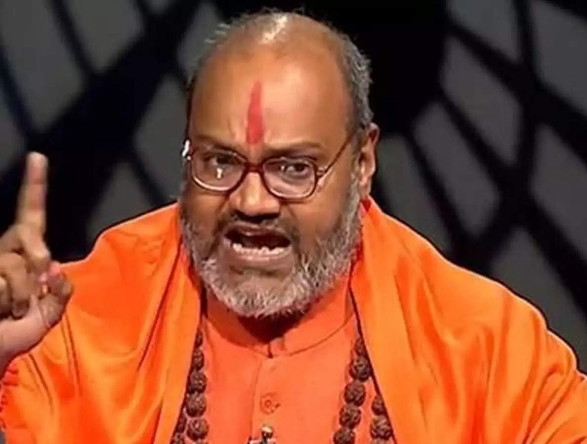 "मंदिर पर हमला करने वालों का हो एनकाउंटर!"

डासना देवी मंदिर को कल कट्टरपंथियों की भीड़ ने घेर लिया था।

अगर पुलिस तत्पर न होती तो कल बहुत बड़ा नरसंहार हो जाता!

कट्टरपंथियों की भीड़ बाहर से आई थी और मंदिर में घुसकर कत्लेआम करने की थी।

कट्टरपंथियों की भीड़ में महिलाएं, बच्चे,