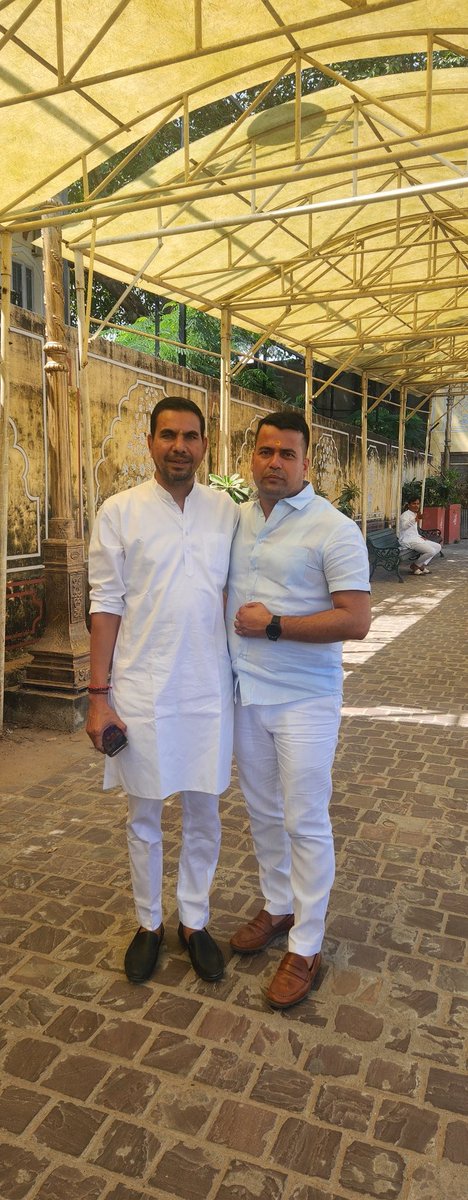 बड़े भाई पुष्पेंद्र भारद्वाज जी को जन्मदिन की ढेर सारी शुभकामनाएं