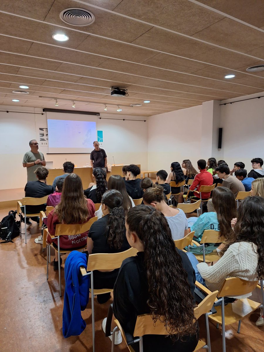 El dilluns 30 vam gaudir de la ponència
sobre la UE a 4t i 1r de Batxillerat Social i Humanístic, del professor de dret de la UAB, Josep Maria de Dios Marcer, gràcies al suport del Centre de Documentació Europea. 

Construïm europeisme des del Montserrat Roig.

#Socials

<a href="/IEE_UAB/">Institut d’Estudis Europeus</a>