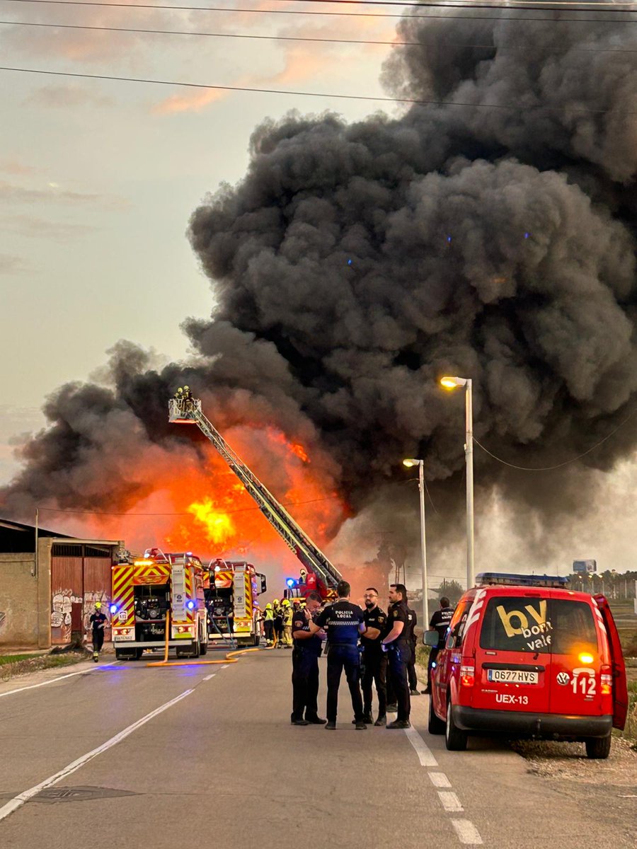 PoliciaAlboraia's tweet photo. Des de primera hora del matí estem treballant junt a @bomberosvlc i @policialocalvlc en l'extinció d'un incendi ocorregut a una nau del Camí Assagador de Vera (Alboraia - terme de València)
Una persona ha sigut afectada per inhalació de fum i traslladada d'urgència al @GVAclinic. https://t.co/unA8RVSCVX