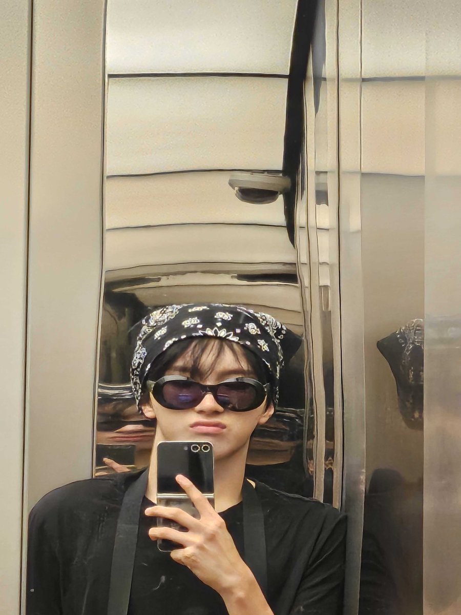 Kesempatanku melakukan penangkapan potret diriku di dalam lift. Dikarenakan keadaan yang sepi, maka dari itu aku melakukan dengan penuh kepercayaan diri! Apakah ONEDOOR pernah melakukan hal yang sama sepertiku? 🫢