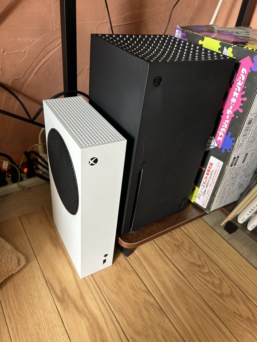 monochro1110's tweet photo. XBOXに魂を売って２台持ちになりました https://t.co/MxDxcckQAW