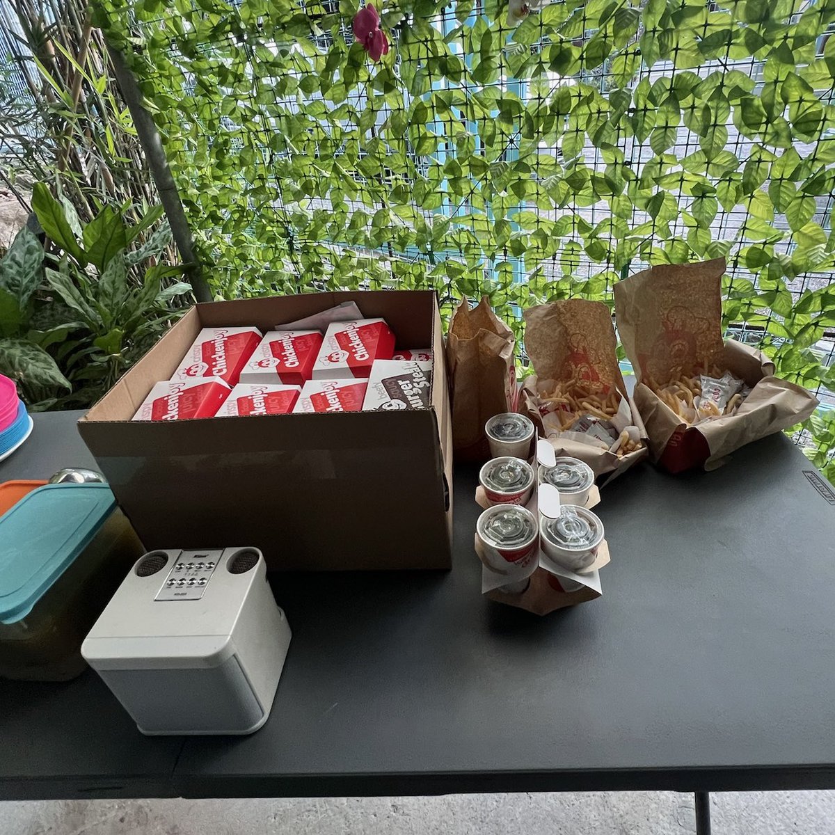 cartzhee's tweet photo. successfully distributed the foods (jollibee &amp; veggies) and gifts for our lolas in mary mother of mercy – home for the elderly and abandoned foundation 🥹 yesterday was such a heart warming experience!! thank you, yoon jeonghan for this. they also sang happy birthday for you 💗 https://t.co/adDngdJmv3