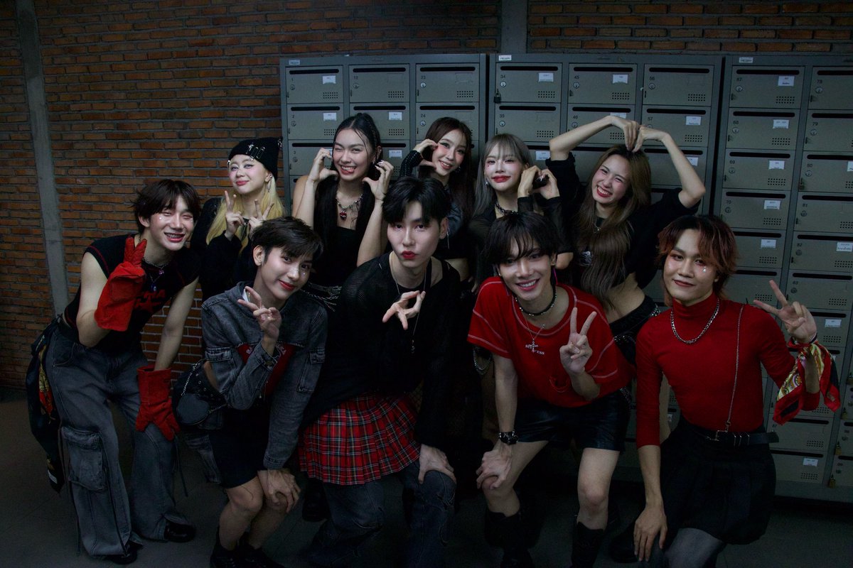 HentOfficial's tweet photo. HENT ในงาน KDC STREET SHOWCASE

#HENTXKDCSTREETSHOWCASE 
#HENT_th 
#Bestiesmusic 
#TPOP #LGBTQ https://t.co/rn8mjI4nWV
