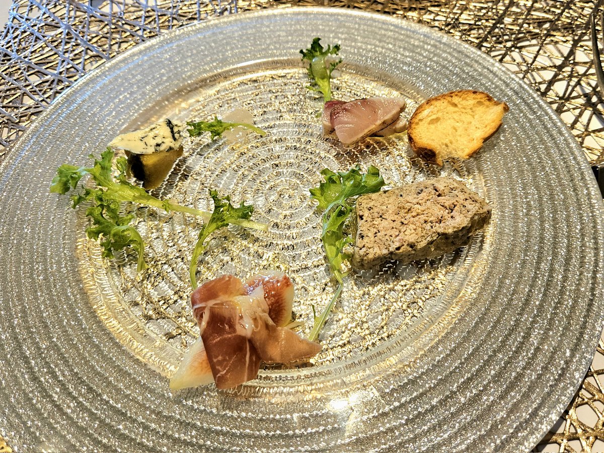 hamacotabearuki's tweet photo. そろそろ誕生日なのでごちそうしてもらいました😎✨️
前菜も冷製パスタも和牛ロースステーキもデザートのガトーショコラも全部おいしかった~💛
#cafemode https://t.co/2hGlSBdv3m