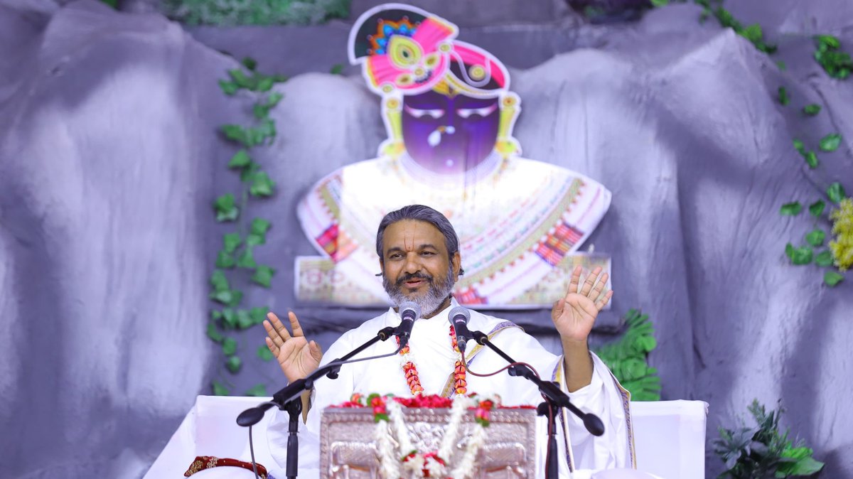 Jaydrathsinhji's tweet photo. વૈષ્ણવાચાર્ય શ્રી Shri Dwarkeshlalji Vachanamrut મહોદયશ્રીના( કડી વાળા) સુવર્ણ જયંતિ વર્ષ મહોત્સવ અંતર્ગત શ્રી હાલોલ સ્ત્રી સમાજ તથા વલ્લભ મંડળના સંયુક્ત ઉપક્રમે આયોજીત થનાર શ્રીમદ ભાગવત સત્સંગ મહોત્સવ નિમિતે આયોજીત શોભાયાત્રામાં https://t.co/z2v0LnENyq