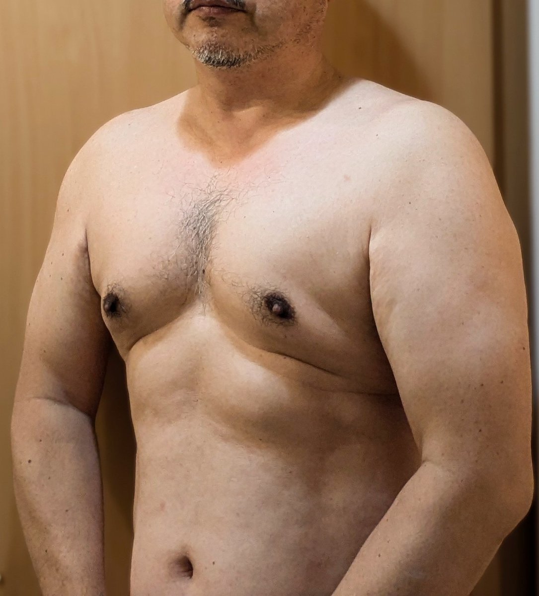 最近腹出たね!とかデブった?言われるので、久々上半身。まあ思い切り凹ませてはいますが…