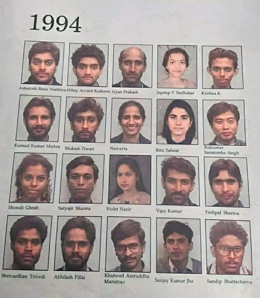 iyashpalsharma's tweet photo. साल में एक बार तो वायरल हो ही जाती है ये तस्वीर 😂😎
National School Of Drama Delhi 1994 Batch 😌 https://t.co/BeUqBfwzgw