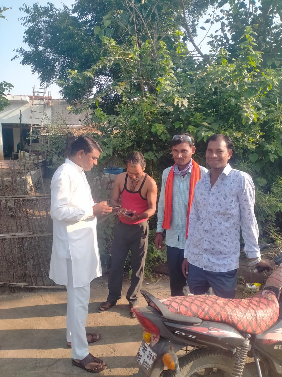 आज ग्राम पंचायत खजूरी में अनुसूचित जाति बस्ती में सदस्य बनाते हुए