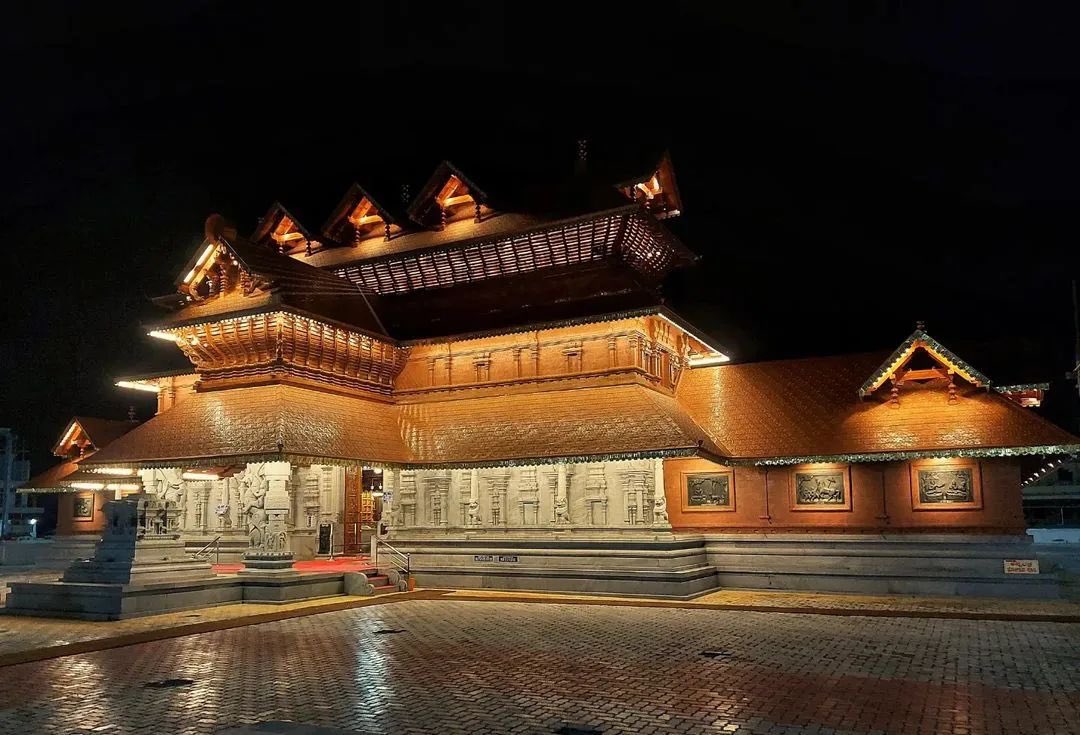 ITSJAMES_007's tweet photo. Mahalakshmi Temple Uchila, Udupi 🌴🌊

Karnataka Architecture 💛❤️ 

#KannadaArchitecture 
https://t.co/bOKOO7h7Jd