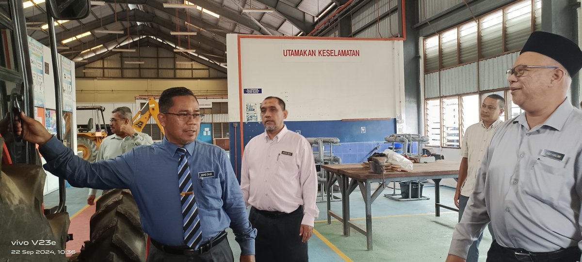 PolyKB_official's tweet photo. PENGARAH PKB ADAKAN LAWATAN KE JABATAN - JABATAN DAN UNIT DI POLITEKNIK KOTA BHARU. https://t.co/mqR9Ww4iy9