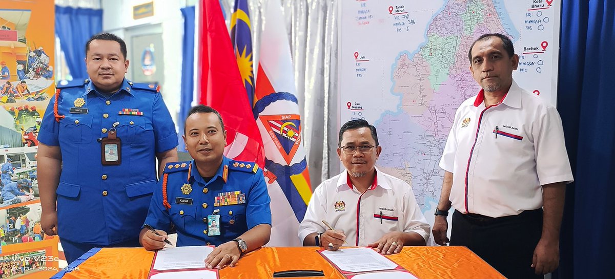 PolyKB_official's tweet photo. PKB MEMETERAI NOTA KERJASAMA BERSAMA APM
Kota Bharu,  02 Oktober 2024,
Politeknik Kota Bharu (PKB) telah mengadakan Nota Kerjasama dengan Angkatan Pertahanan Awam Malaysia Negeri Kelantan (APM) bertempat di Pejabat APM  Kota Bharu di sini hari ini. https://t.co/aqeW6GNw2n