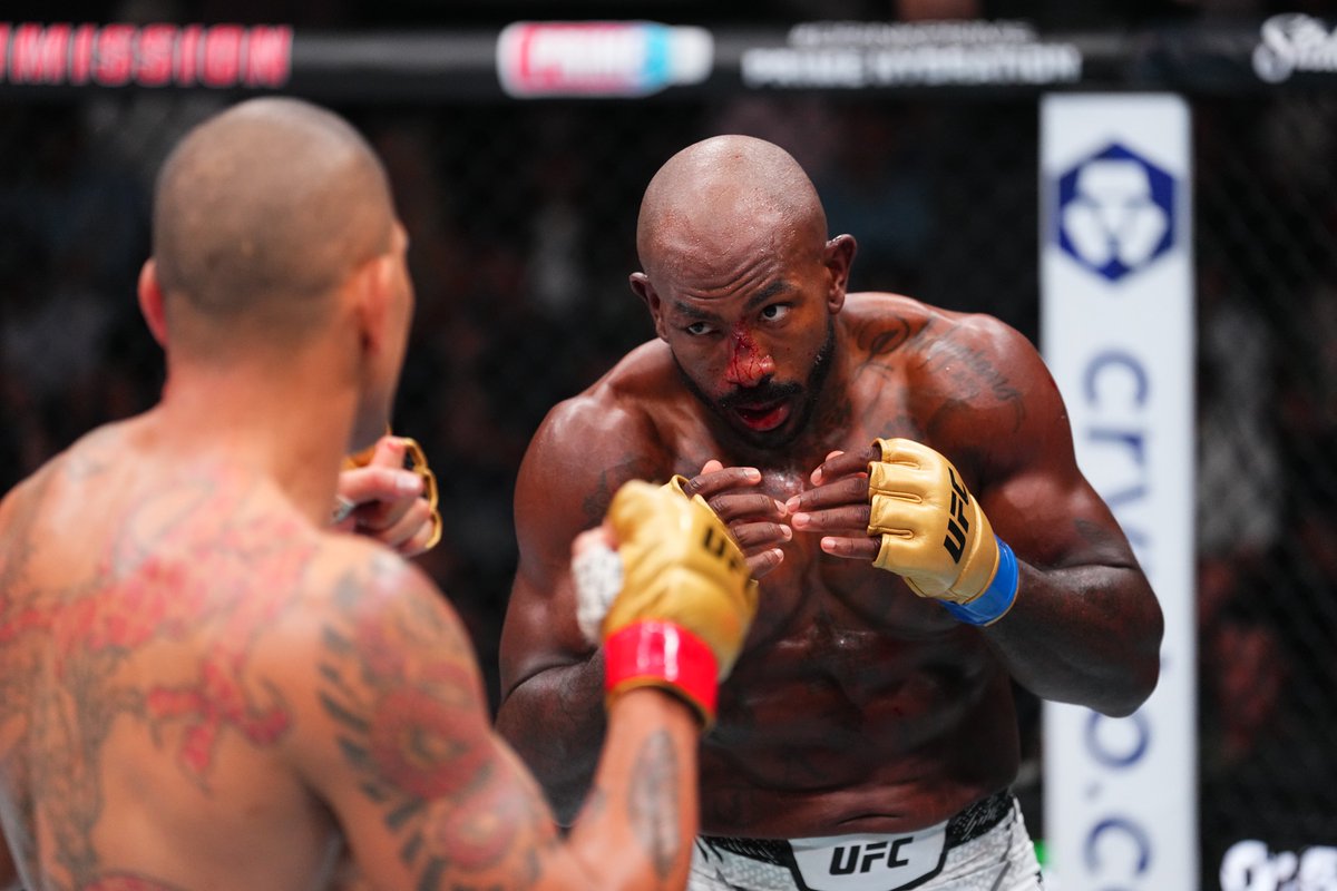 ufc's tweet photo. Championship rounds up next 😳 #UFC307 https://t.co/qz3KpEdsox
