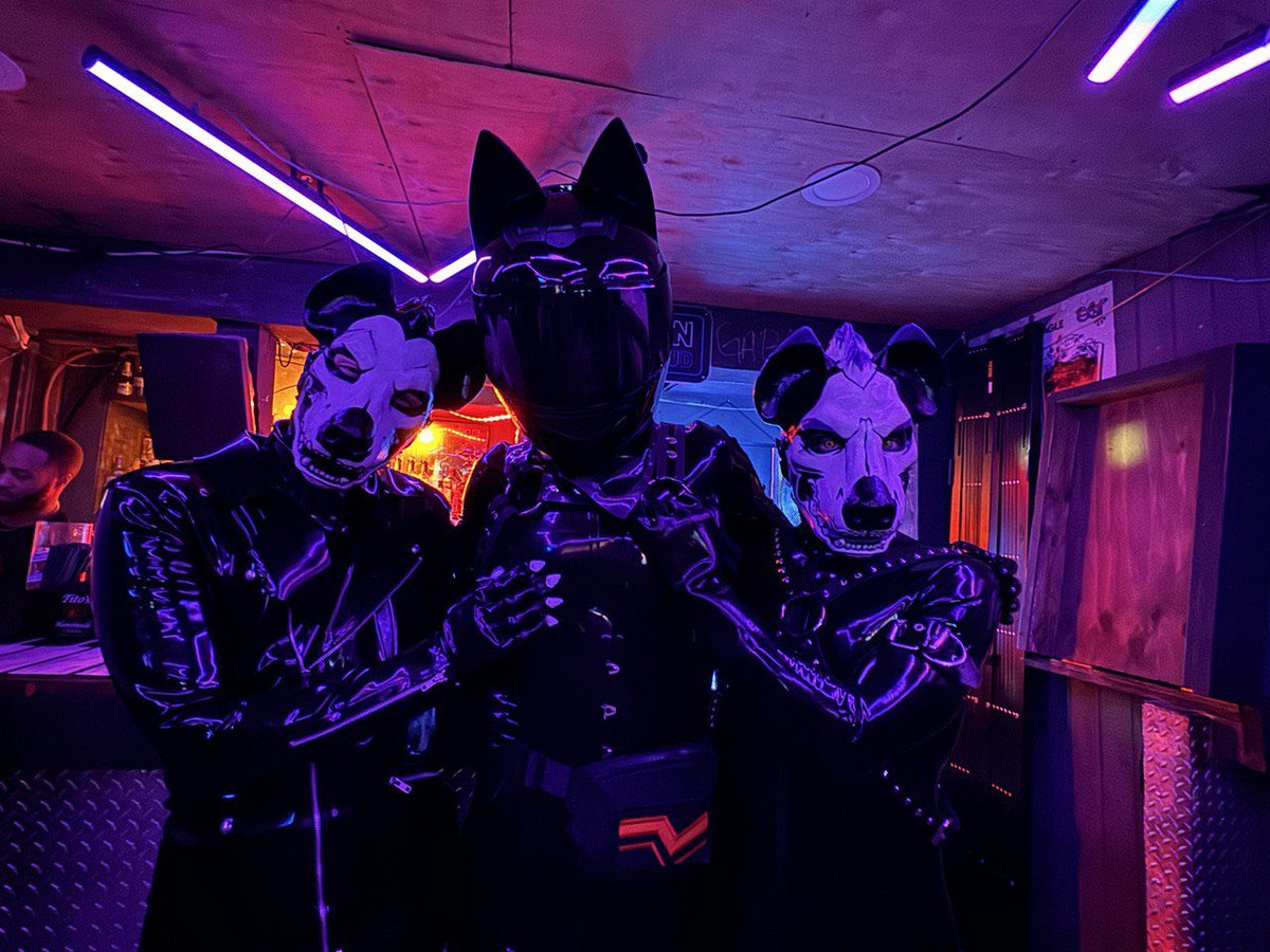 Atlanta Rubber and Leather Pride was an absolute success! Even better was getting to see some of my favorite shiny critters! 

<a href="/Cobalt_Derg/">Cobalt 🏳️‍🌈</a> 
<a href="/Northstar_DRGN/">Northstar</a> 
<a href="/LatexMisfit/">Skulker Yeen</a> 
<a href="/skwuz/">skwuz.bsky.social</a> 

#latex #latexpride #rubberpride #helmet