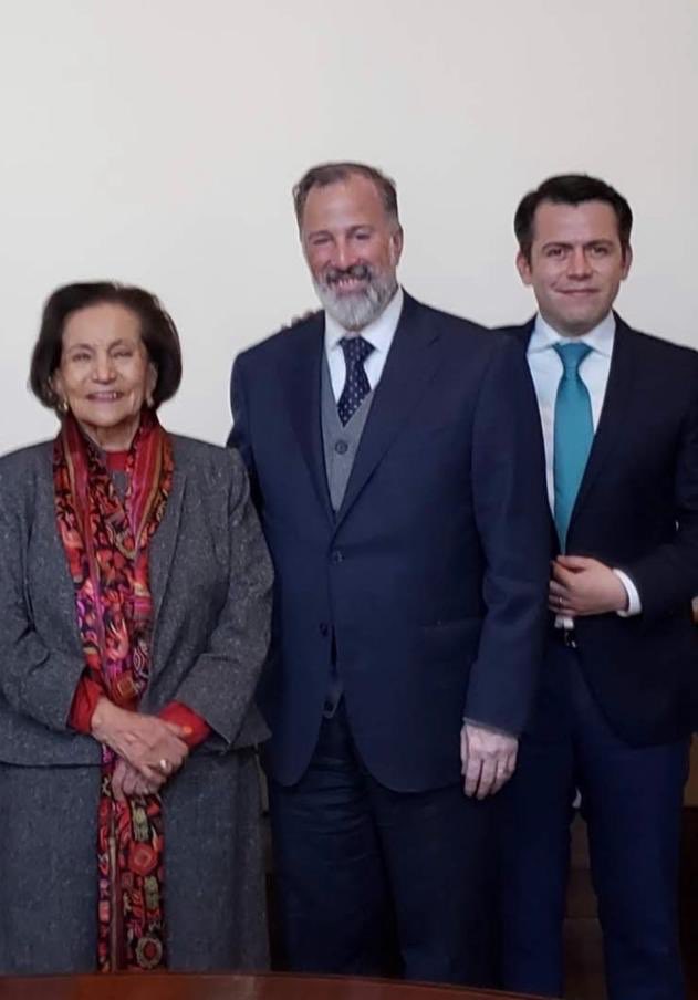 En la enseñanza de la economía, la participación de la mujer en política, el valor del servicio público, el proceso democrático, está Ifigenia Martínez. 
Entregar la banda le permitió testimoniar un momento para el que su obra fue fundamental.
Abrazo entrañable a su familia.