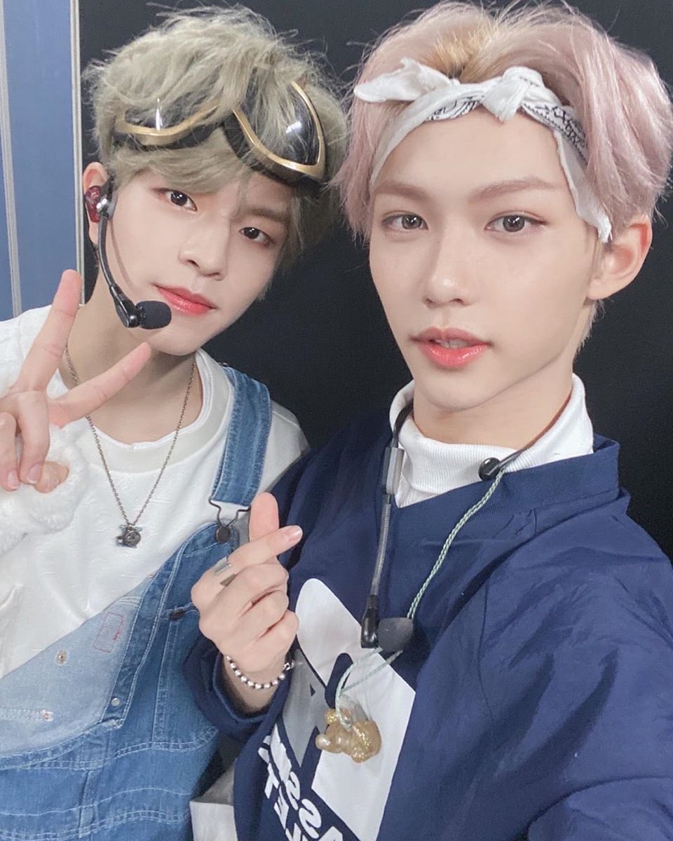 Tocó sacar los #𝚅āmp痛𓆪𝐦ove𝐬 gracias al maravilloso  #𝚄𝐬agi·2𝐧𝐝ː𝕣e𝐭ūrn, aka nuestra hermanita de casita, por eso me traje a mi lindo esposo y nuestro amiwo wero oxigenado ♡ 

𝕤𝐭är ❀★ 𝐬ūn !