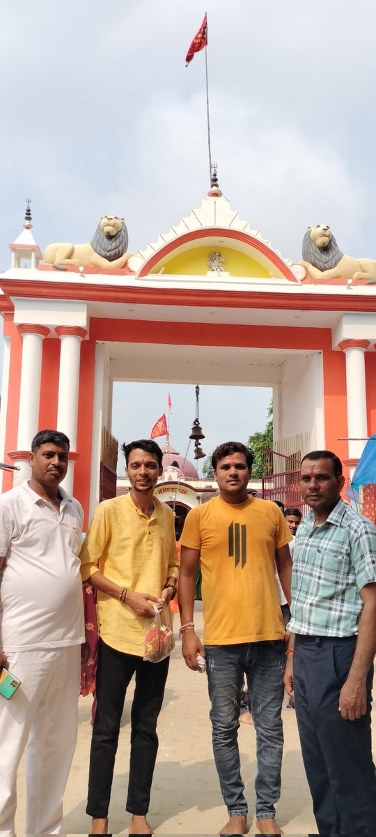 MKMishraBjp's tweet photo. आदिशक्ति हिंगलाज माता जी का दिव्य दर्शन भाई Manoj Tiwari , Girendra Singh ,Dhruv Tiwari, @Tejasvi_Surya  जी के साथ करने का परम् सौभाग्य प्राप्त हुआ। 
जय माता दी 🚩 https://t.co/3SZ1YGjDCj