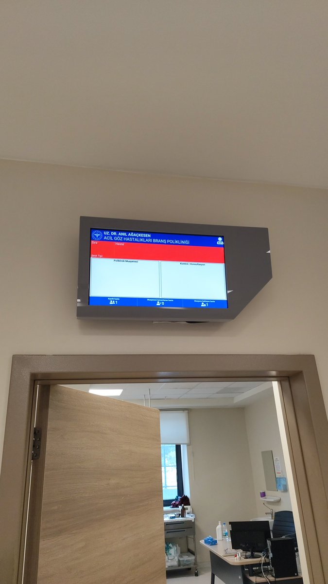 mehmeet25's tweet photo. @saglikbakanligi  Kartal Lütfü Kırdar şehir hastanesi acil göz polikliniği.Bir saattir bekliyorum, doktor yok doktorun nerede olduğunu bilen yok . https://t.co/YrV6JgvJVe