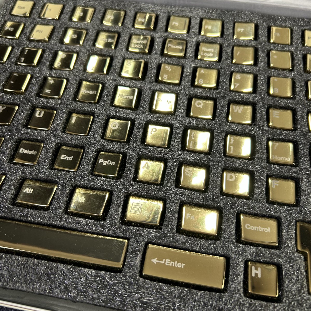 awekeysのFull Metal Keycap Set👑
財宝感がすごくてしばし眺めております👑