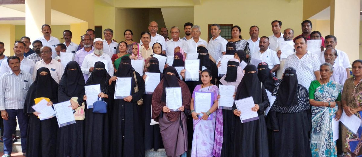 ಹಕ್ಕುಪತ್ರ ವಿತರಣೆ ಮಾಡಿದ ಶಾಸಕರು. 
ಹಕ್ಕುಪತ್ರ ಪಡೆದವರು 👇