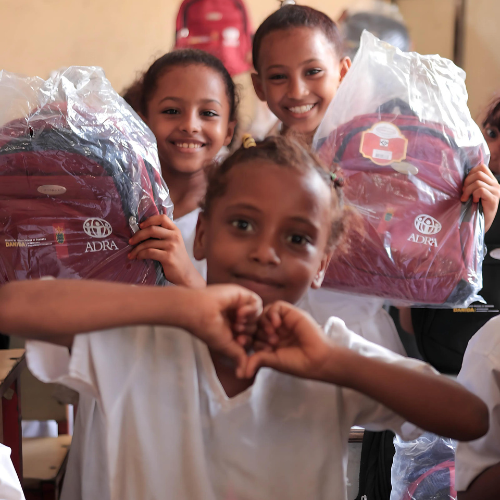 ADRAYemen's tweet photo. 🎒 #ADRA distributed 1,000 school bags to first graders in Basateen! 📚✨

#أدرا وزعت 1000 حقيبة مدرسية على طلاب الصف الأول في البساتين!

#EducationForAll https://t.co/JYBFr6amKT