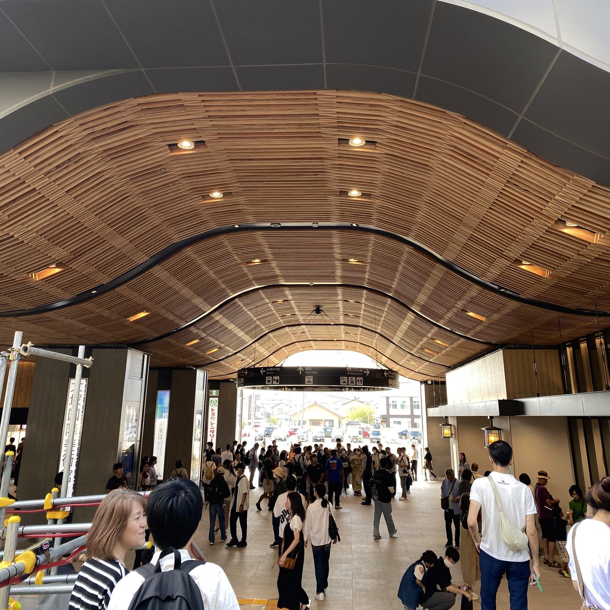 7Godzilla's tweet photo. 新しいJR松山駅へ
オープンして1週間いっぱいの人でした

#JR松山駅 #JR四国 #松山市 #愛媛県 https://t.co/8aoUU2IKxz