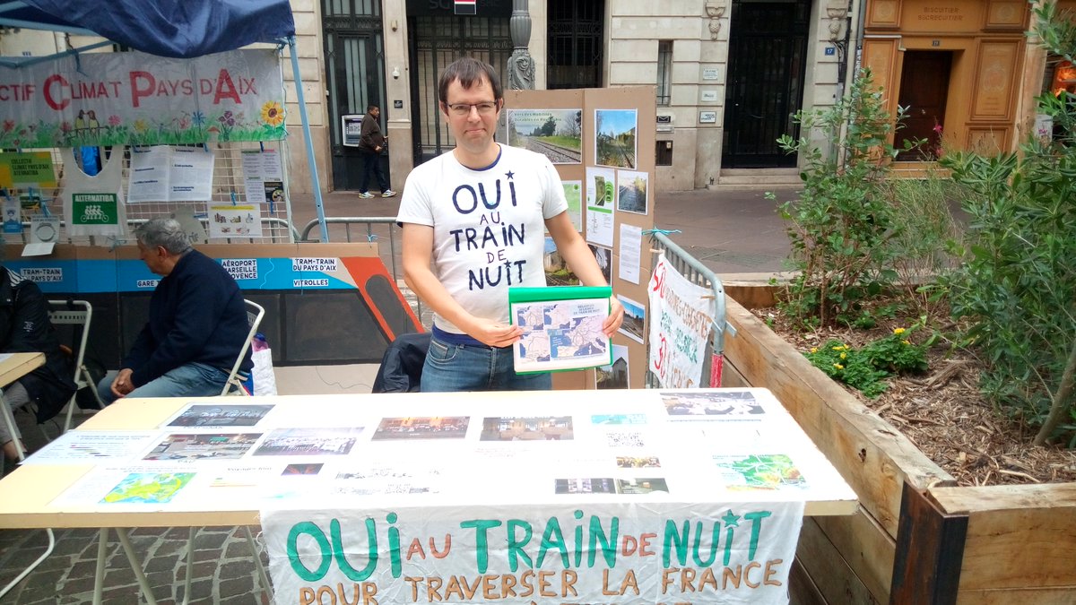 Après notre exhibition d'hier soir, au village des possibles @AlternatibaMar ce matin par un ciel tout gris, et alors que <a href="/LesRosies/">Les Rosies</a> font leur sympathique show, arrêtons nous sur le stand du collègue de <a href="/ouiautraindnuit/">Oui au train de nuit !🚃🌙</a> paca .