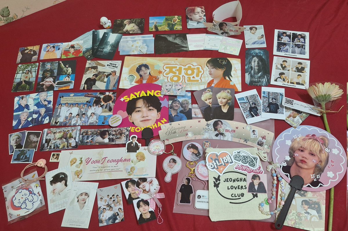 17pinkhannieee's tweet image. Thank youuuu everyoneeeee for the veryyy prettty freebiessss 💕 the cupsleeve is sooooooo cuteee! Ada wings 🥹

#YJH_BLOOMINGWITHLOVE