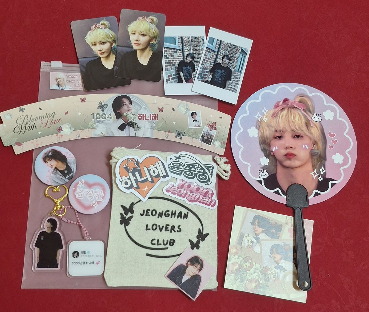 17pinkhannieee's tweet image. Thank youuuu everyoneeeee for the veryyy prettty freebiessss 💕 the cupsleeve is sooooooo cuteee! Ada wings 🥹

#YJH_BLOOMINGWITHLOVE
