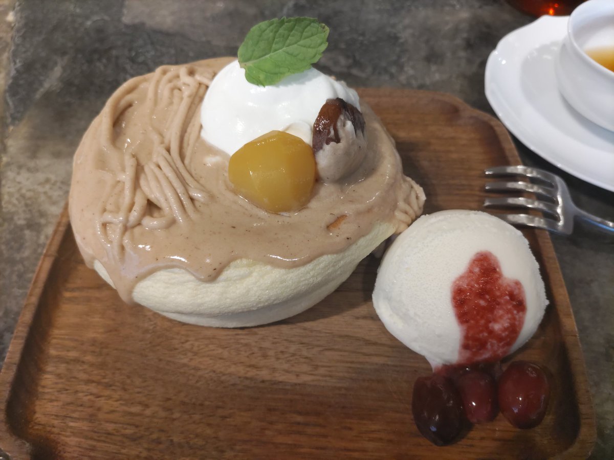 miou_rik's tweet photo. こないだ、ずっと行きたかったパンケーキ食べに行って、出てきたのがこれ。クリームドロドロにとけて原型とどめてない。後ろからクリーム落ちる、パンケーキ固い。
アイスも溶けかけ。
周りの同じ物を注文した周りのお客さんのは写真通り。
悲しすぎて泣いた
#パンケーキ https://t.co/fWYS2vOJoN