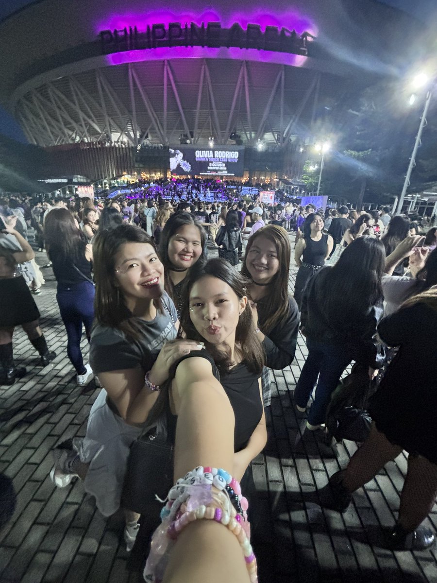 prettimang's tweet image. Manifesting @oliviarodrigo ‘s concert since 2021. From All I want to All American Bitch!  💜