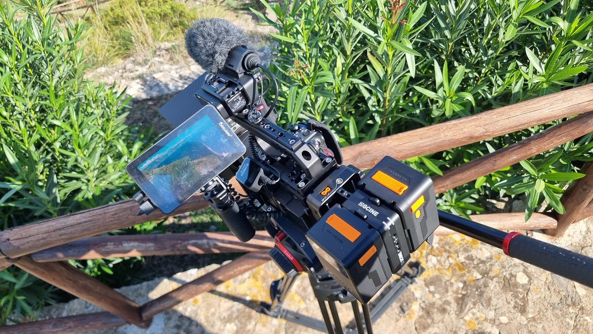 ZGCINE_Global's tweet photo. VM-HS2 Hotswap Plate+ ZGX99 V-Mount battery Provides continuous power for Sony FX30 cinema camera.
Enables Hot Swap Between Two Batteries for virtually limitless runtime🔋
#zgcine #zgcinevmount #zgcinebattery #vmountbattery #vmountbatteries #sonyfx30 #zgcinevmhs2 #vmhs2 #ZGX99 https://t.co/TpWazQnHRu