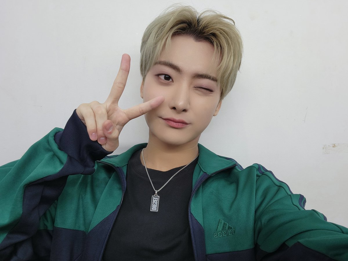 Pattern_Haemin's tweet image. 오늘 나 멋있는 머리했어 🎵