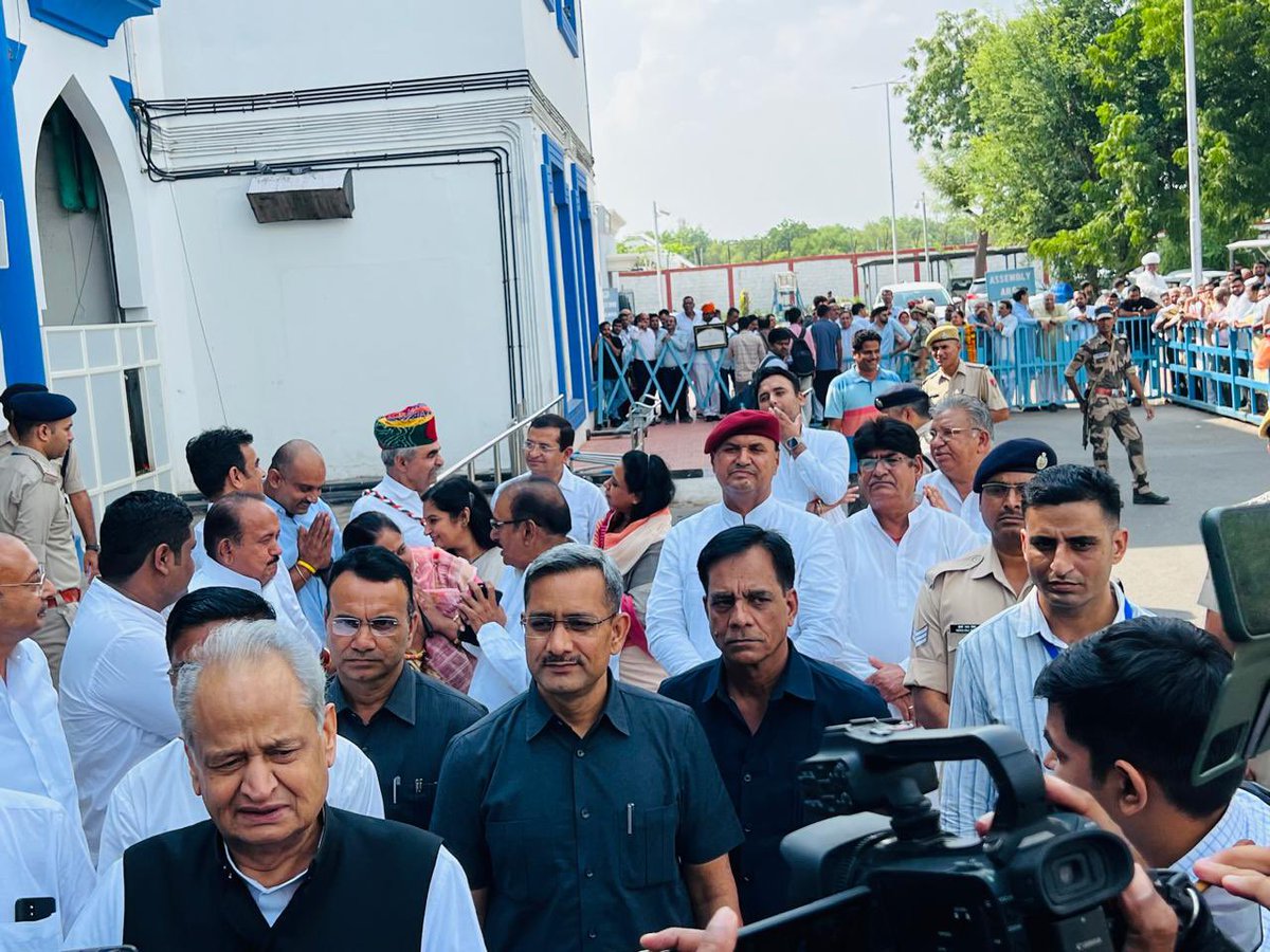 Kishna Ram Vishnoi (@kishnaram_mla) on Twitter photo आज जोधपुर एयरपोर्ट पर जन जन के नेता पूर्व मुख्यमंत्री जननायक श्री अशोक गहलोत जी के जोधपुर पधारने पर अगवानी की तथा मुलाकात भी की।
<a href="/ashokgehlot51/">Ashok Gehlot</a> आज जोधपुर एयरपोर्ट पर जन जन के नेता पूर्व मुख्यमंत्री जननायक श्री अशोक गहलोत जी के जोधपुर पधारने पर अगवानी की तथा मुलाकात भी की।
<a href="/ashokgehlot51/">Ashok Gehlot</a>