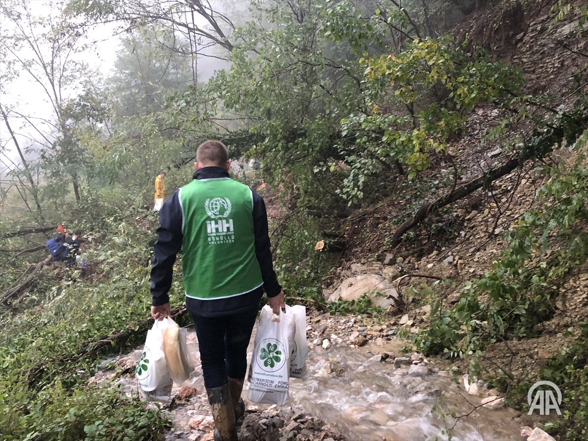 atalay_osman's tweet photo. Bosna Hersek'in güneyinde Hersek Neretva Kantonu Jablanica ve Konjic kentlerinde yaşanan #selde birçok ev, işyeri ve tarım arazisi sular altında kaldı.Acil yardım çalışmaları ile selden etkilenen 350 den fazla aileye gıda ve hijyen paketi ulaştırdık. @ihhinsaniyardim https://t.co/OCUU4G2Rww