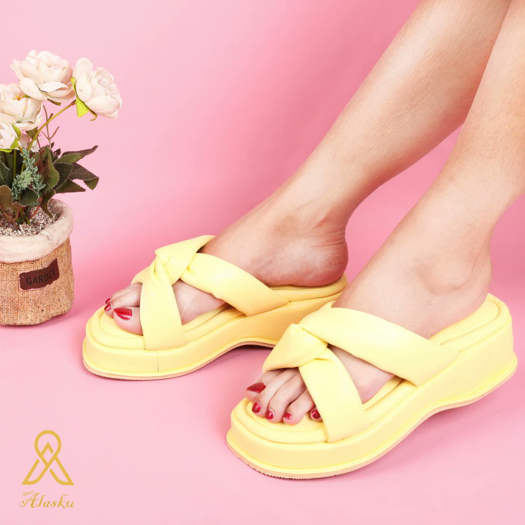 caapekdeeeeeh's tweet photo. Macam-macam Sandal cewek BIG SIZE 👡👞👢 😍

A thread ✨

Sandal yg ini bahannya Synthetic premium leather || IDR 100K || Size 36-45 🤗 || ✨ 4.8 
https://t.co/j81SAiupAk https://t.co/b4F4VfCpQR