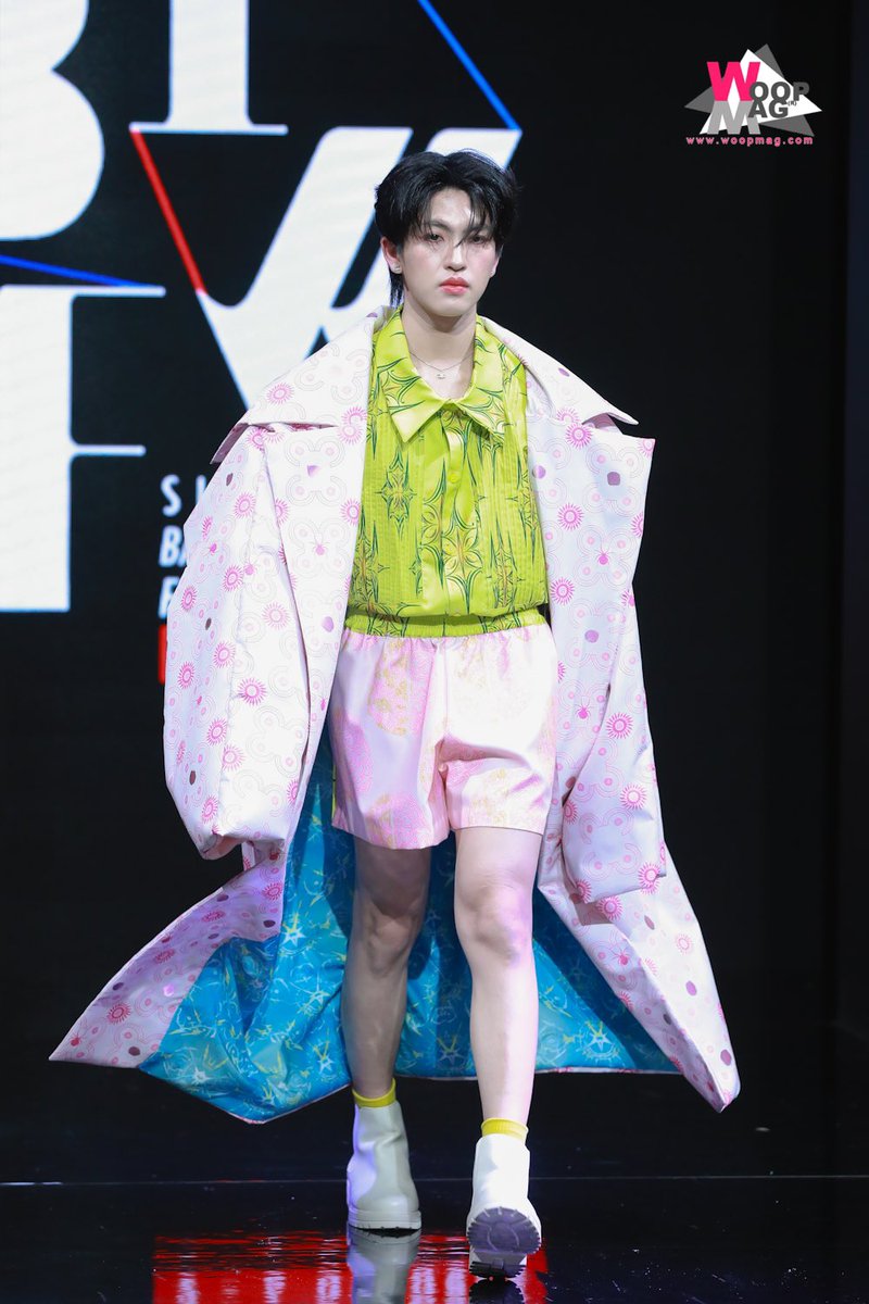 woopmag's tweet photo. "คิม พงศธร" ร่วมเดินแฟชั่นโชว์จาก Bangkok University บนรันเวย์ BIFW 2024 Visionary Stage @ Siam Center
Lattekim First Runway
#kkim_pst #LatteKim #ลาเต้คิม
#SiamCenterBIFW2024xLatteKim
#FriendofSiamCenter #VisionaryStage
#BIFW2024 #SiamCenterBIFW2024 https://t.co/uHlxvsQcrH