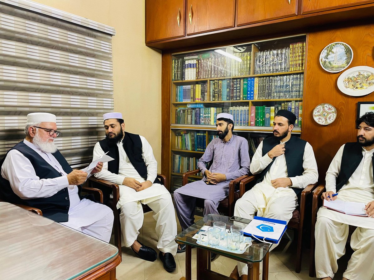 JTAPOfficial1's tweet photo. لاہور: برادر محمد افضل منتظم اعلیٰ جمعیت طلبہ عربیہ پاکستان کی جناب لیاقت بلوچ صاحب نائب امیر جماعت اسلامی پاکستان سے ان کی رہائش گاہ پر ملاقات ۔

مدارس دینیہ کے طلبہ کو درپیش چیلنجز ، مسائل ، مشکلات اور ان کے حل کے حوالے سے تبادلہ خیال کیا گیا ۔

#نکلو_فلسطین_کےلیے https://t.co/fuurgZ5PXD