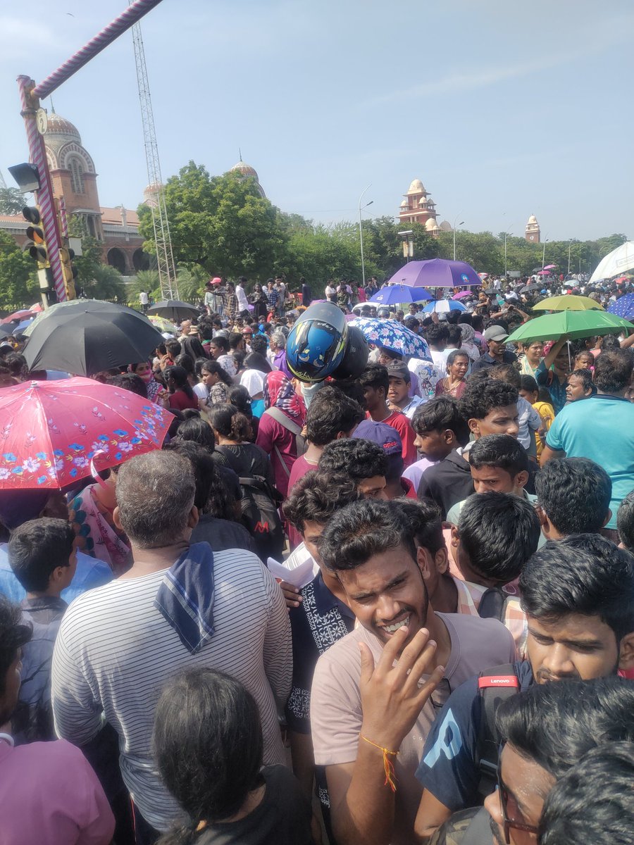 Reyas_Cena25's tweet photo. Worst management by @chennaipolice_ huge crowd leads to shortness of breath,
Kids are started to cry 
In the crowd a young boy told that "Macha evlow mudiumo enjoy paniko" No safety to women
#IndianAirForce done there best people enjoyed but, while returning to the home we faced a incredible incidents

 #AirShow2024 | #ChennaiTraffic