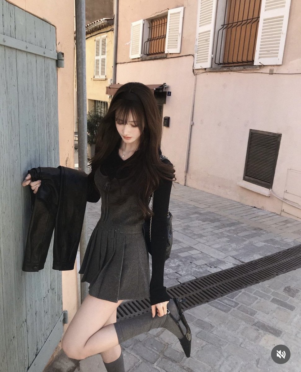 Toebeansgmg's tweet photo. ミニ丈に靴下履いてるけどカジュアルになりすぎない上品秋コーデかわいい…(◞˃ᆺ˂)◞ 🌙🏰🍂 https://t.co/E4yTUGpCCp