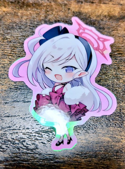 ムツキのオーロラに光るステッカーです♥スマホにちょうど挟めるサイズ感で作りました!
コミ1の新刊セットに含まれます 