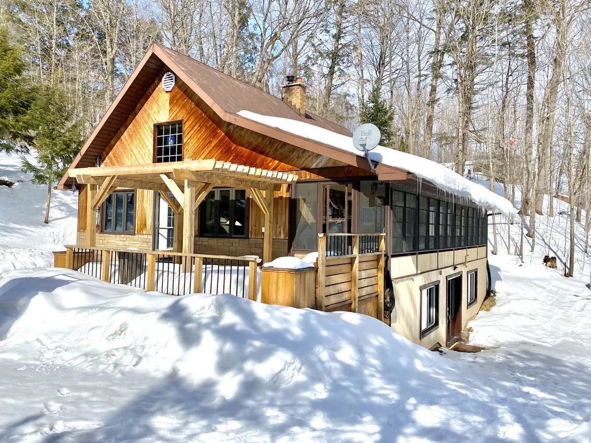 HuntHandi's tweet image. It’s that time of year again. For all of you that have 3 season cottages - I offer weekly Cottage Watch services. Things I check:
✔️ Signs of forced entry 
✔️ Interior damage from water &amp;amp; ice 
✔️ Boathouse &amp;amp; dock bubblers in working order 

Pics sent to clients after each visit.