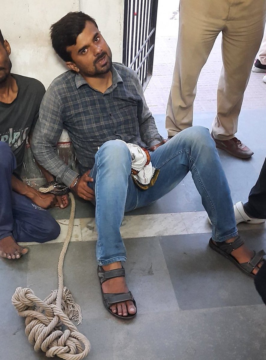 यह कोई शातिर अपराधी नहीं बल्कि लोकल यूट्यूबर मिथुन मिश्रा हैं। लगातार बाढ़ की अनियमितताओं को लेकर खबर कर रहे थे। मुजफ्फरपुर पुलिस ने हथकड़ी लगाकर जेल में डाल दिया। थाने में कैसे बैठाया है आप देख सकते हैं।

राज्य कोई हो, सरकार किसी की हो, पत्रकारों के अंदर ये डर भरा जा रहा है कि