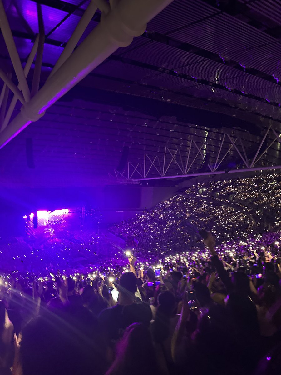 iamtomreuh's tweet photo. Recording yourself with the flash on during a concert epidemic https://t.co/YWz61ekRSW
