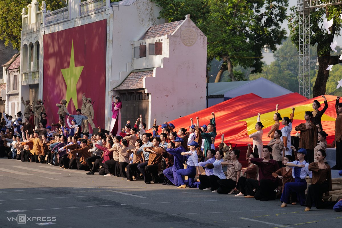 caoduyphong's tweet photo. Hàng nghìn người tái hiện hình ảnh Hà Nội ngày 10/10/1954
Tái hiện lễ chào cờ đầu tiên sau giải phóng, cả nghìn người hát Quốc ca và hân hoan đón đoàn quân tiến vào tiếp quản Thủ đô ngày 10/10/1954.
Ảnh: VnExpress
#hanoi #thudo https://t.co/iy5JDBupDu