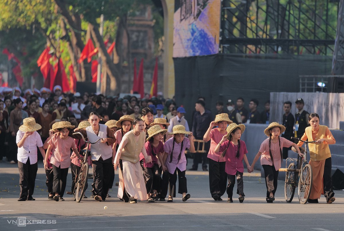 caoduyphong's tweet photo. Hàng nghìn người tái hiện hình ảnh Hà Nội ngày 10/10/1954
Tái hiện lễ chào cờ đầu tiên sau giải phóng, cả nghìn người hát Quốc ca và hân hoan đón đoàn quân tiến vào tiếp quản Thủ đô ngày 10/10/1954.
Ảnh: VnExpress
#hanoi #thudo https://t.co/iy5JDBupDu